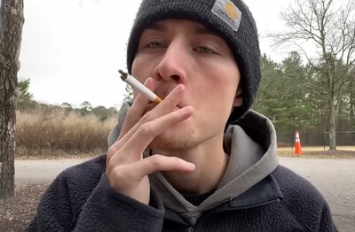 Лечение зависимости от табакокурения в Бронницах Мужчина с сигаретой делает затяжку