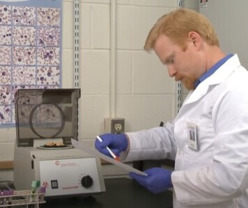 Клиника лечения наркозависимости в Бронницах Врач в кабинете клиники